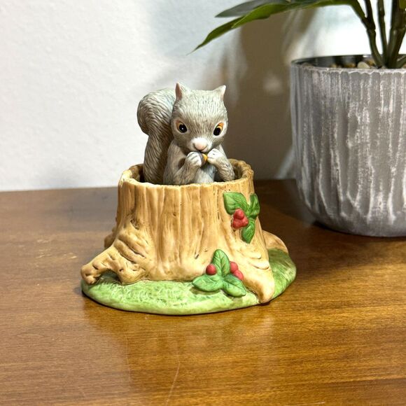 Franklin Mint Woodland Surprises Squirrel Porcelain Figurine in Tree Trunk 1984 - Picture 2 of 7